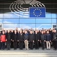 Die Reisegruppe der Diözese Linz vor dem EU-Parlament.