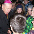 Bischof Ludwig Schwarz mit Jugendlichen bei der Jugendkatechese in Köngiswiesen
