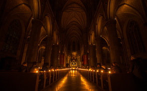 Stimmungsvolles Lichtspiel bei der Langen Nacht der Kirchen im Mariendom Linz. © Jack Haijes